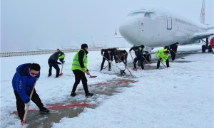 东航人浴“雪”奋战，护航春运回家路